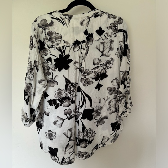 DR2 Black & White Floral Blouse - Picture 4 of 5
